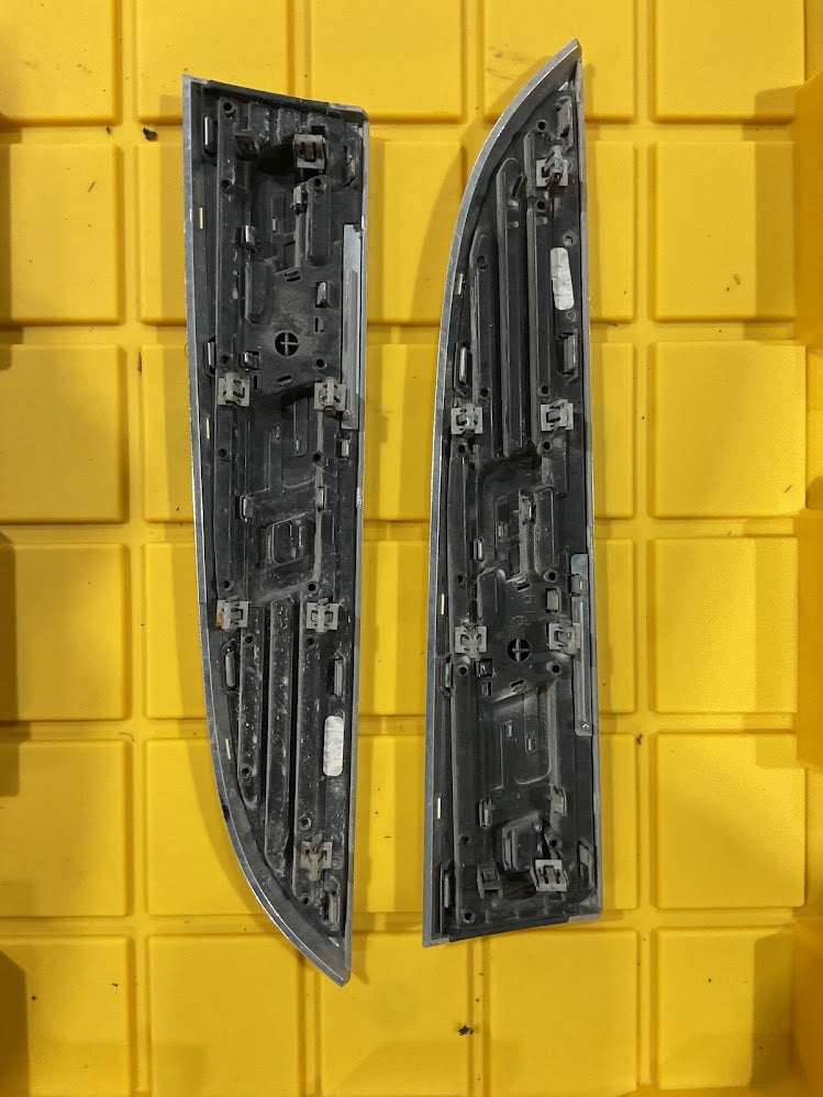 11-16 FORD F350 SUPERDUTY LARIAT FENDER BADGES