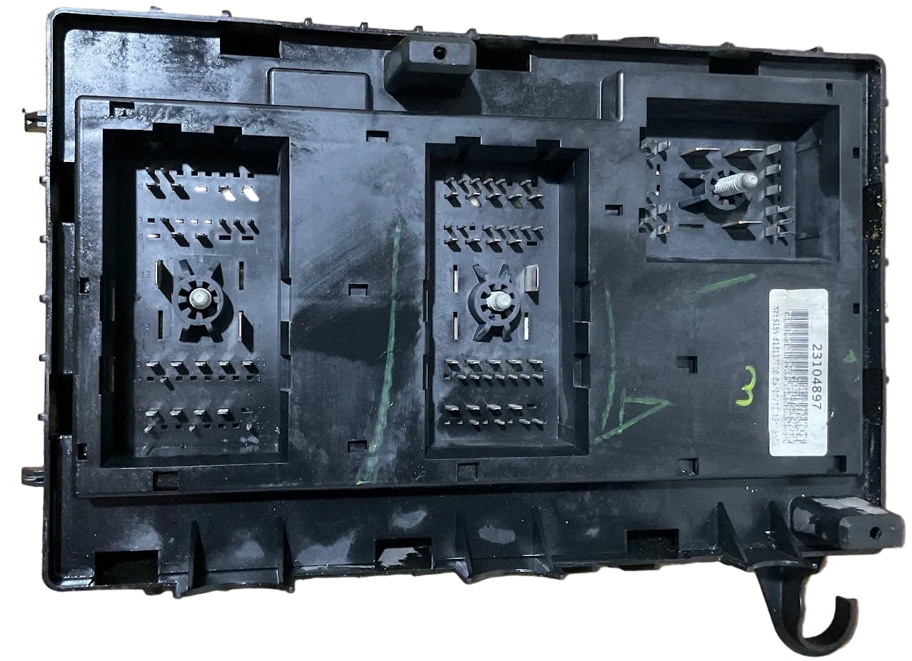 2015-2016 GMC Savana & Chevrolet Express GM Engine Wiring Harness Junction Block USED OEM P#23104897