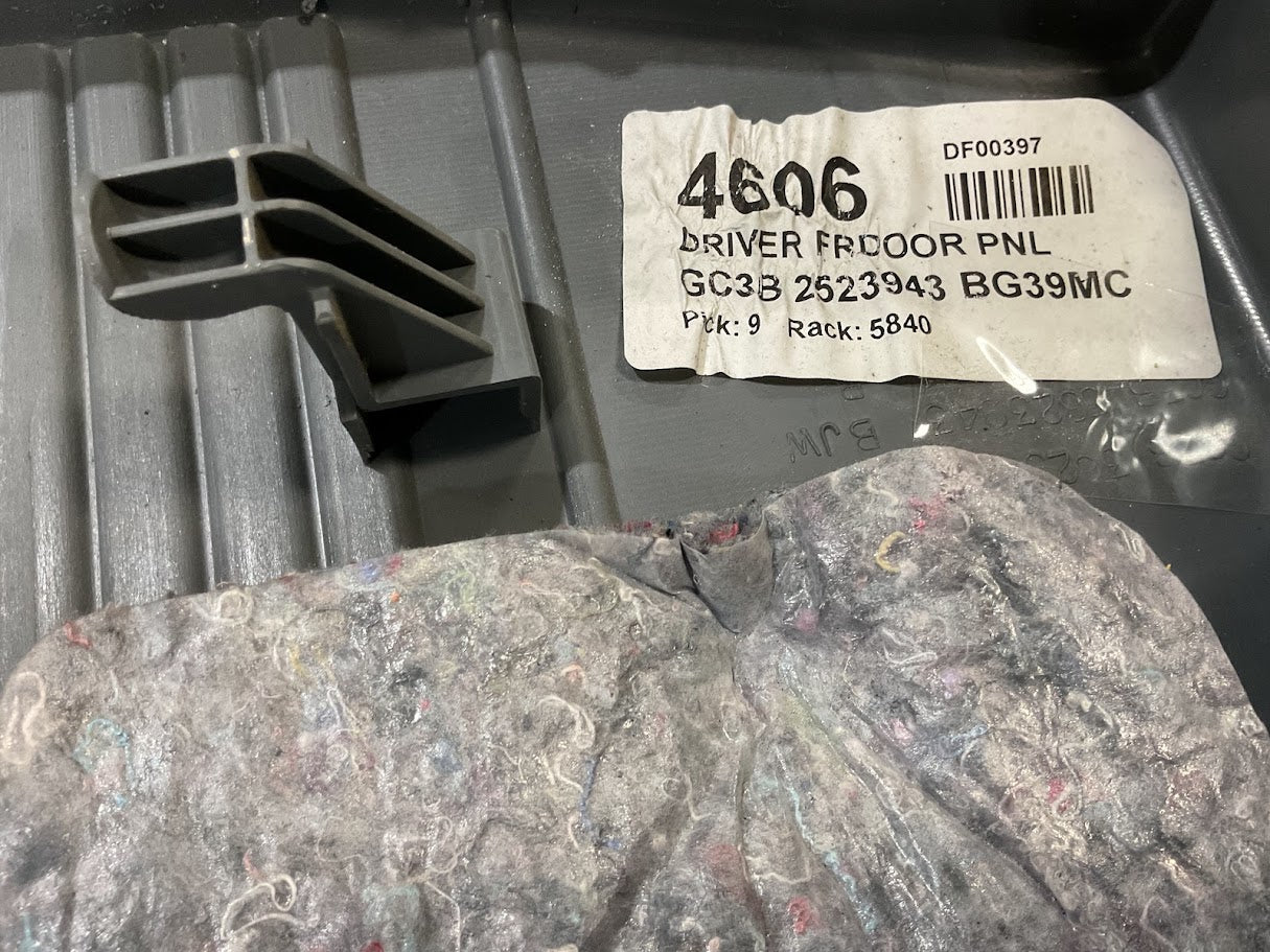 11-16 Ford F-250-750 Super Duty Interior Front Left Door Trim Panel OEM USED P#GC3B 2523943 BG39MC